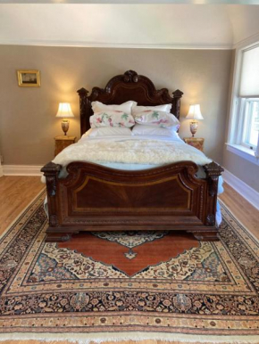 Pineapple House, Romantic 3 Bed 2 Bath Apt, Sleeps 6! Private Balcony! City Center! FREE Parking!
